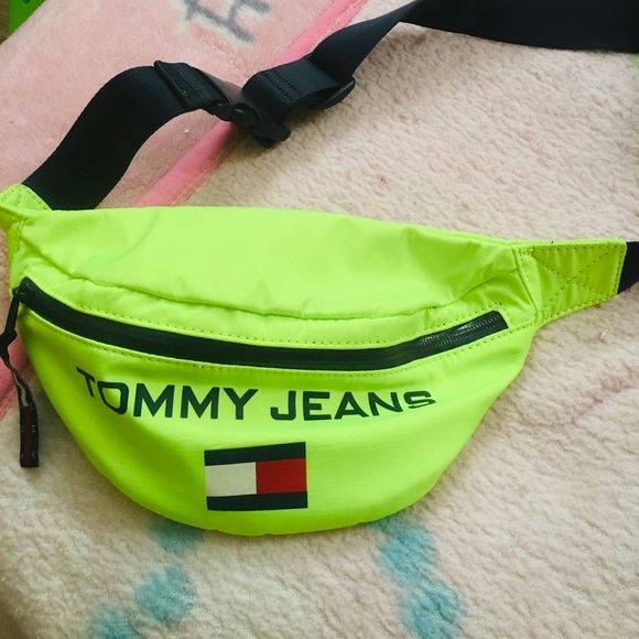 Tommy Hilfiger sling bag - Picture 1 of 2